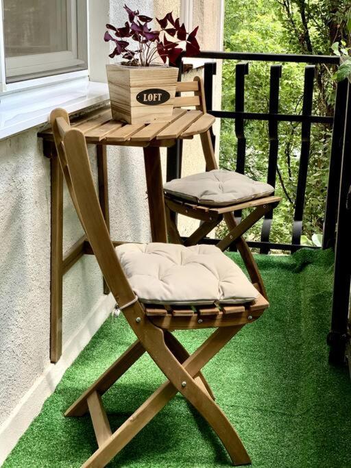 Apartamento Heart Of The City - Modern Studio With Balcony Bucarest Exterior foto