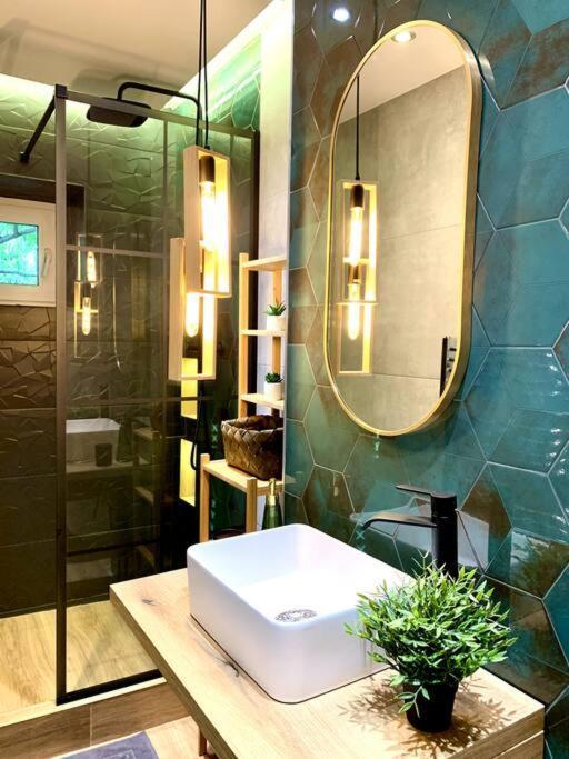 Apartamento Heart Of The City - Modern Studio With Balcony Bucarest Exterior foto