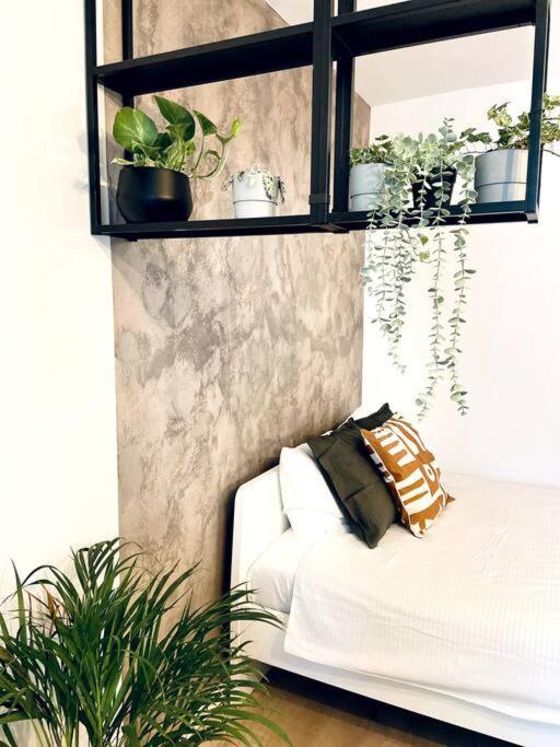 Apartamento Heart Of The City - Modern Studio With Balcony Bucarest Exterior foto